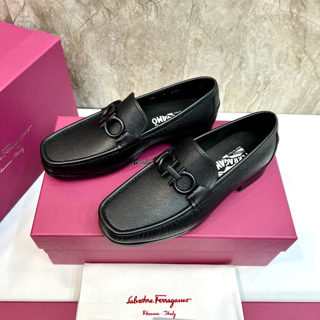 Original quality P780 Brand: Ferragamo Standard size: Men's size 39–44 (38.45 can be customized) Grade: Same style as the official website High-quality men's shoes Material: Customized first-layer calfskin with water-dyed cowhide lining Cowhide tiptoe Original non-slip and wear-resistant rubber outsole Style category: Men's formal business leather shoes are young and fashionable European and American trends British style Casual matching and comfortable feet Color: actual picture